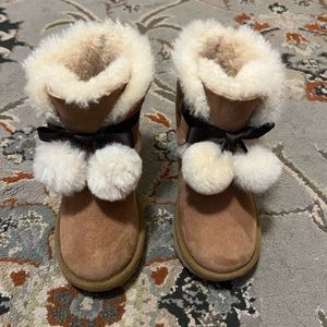 💯Authentic Ugg Girls Chestnut Gita Pom-Pom Boots Size 1